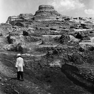 Mohenjo-daro: ‘Citadel Mound’ with ‘stupa’. Source: www.harappa.com